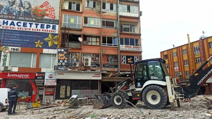 Ağır hasarlı binadan kapı sökerken düşerek ağır yaralandı