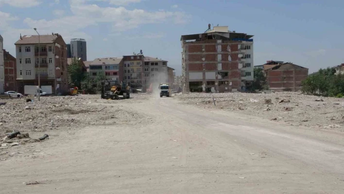 Ağır hasarlı binaların yıkıldığı Aslantepe Caddesi tarlaya döndü