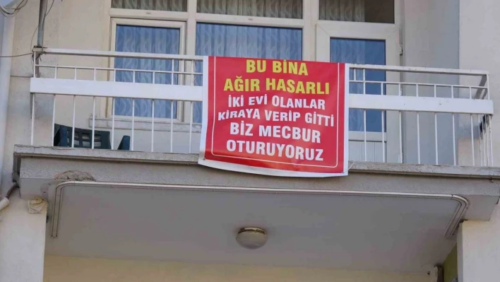 Ağır hasarlı pankartı asılan binayı görenler bir daha bakıyor