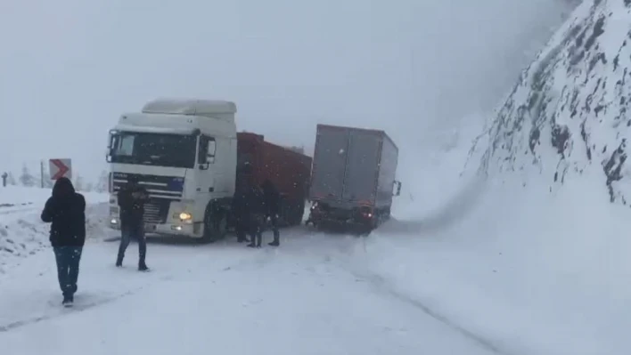 Ağır tonajlı araçlar yolda kaldı, Artvin-Ardahan yolu ulaşıma kapandı