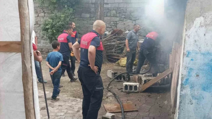 Ağrı'da ahırda çıkan yangın korkuttu