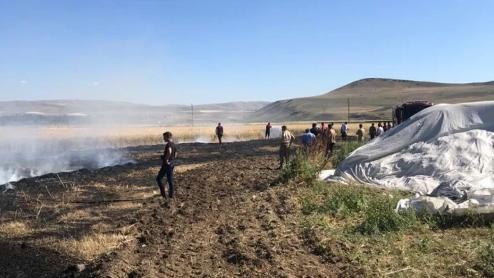 Ağrı'da bir tarla küle döndü