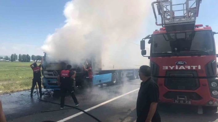 Ağrı'da seyir halindeki tır yandı