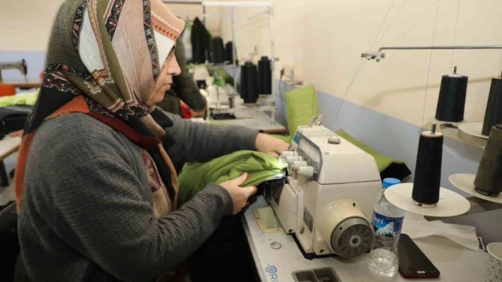 Ağrı'da üretilen uyku tulumları depremzedeleri ısıtacak