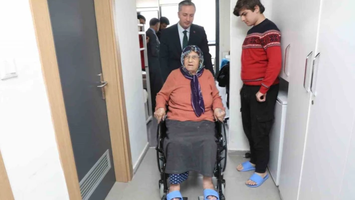 Ağrı'da yaşlı depremzede kadına tekerlekli sandalye verildi