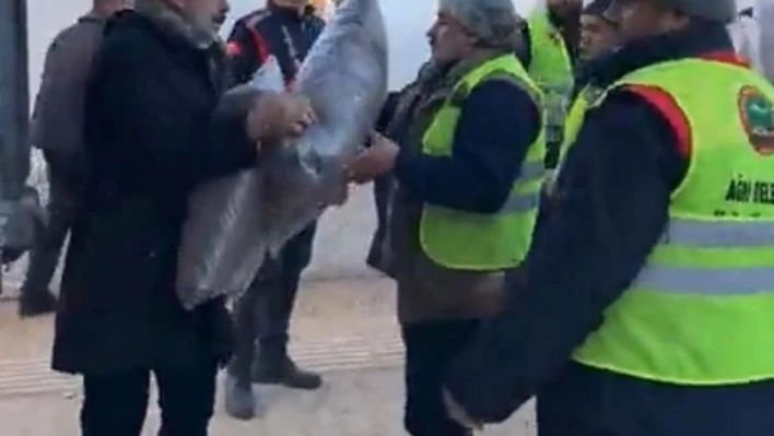 Ağrılı iş adamı depremzedeler için kolları sıvadı