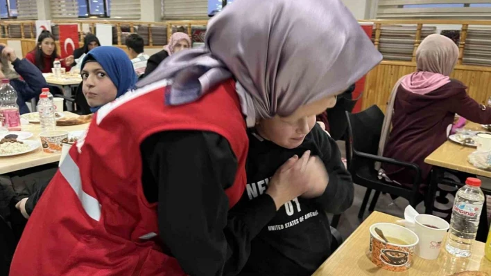 Ağrılı yetimler Kızılay'ın iftar sofrasında buluştu