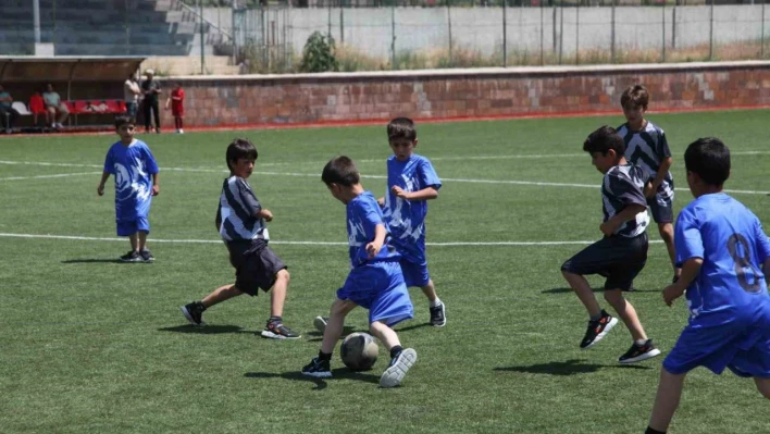 Ahlatlı şehitler anısına futbol turnuvası düzenlendi