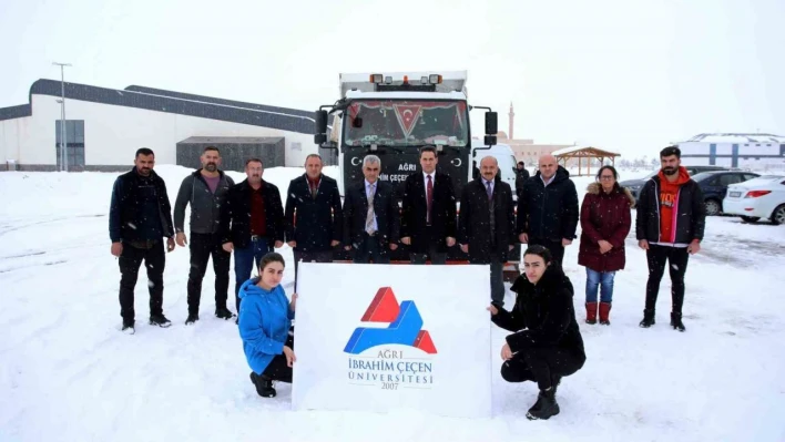 AİÇÜ'de deprem bölgesine ulaştırılmak için toplanan yardım kolileri yola çıktı