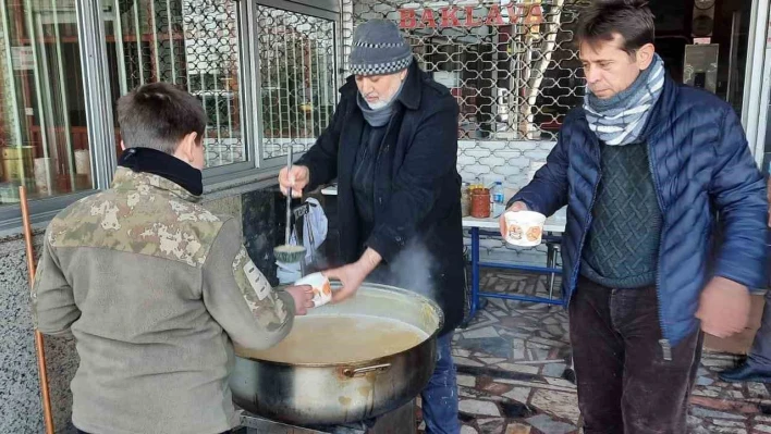 Ailesinden 4 canı kaybetti, acısını içine attı, insanlara yardıma çalışıyor