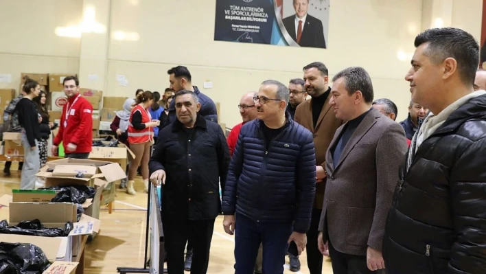 AK Parti İzmir İl Başkanı Sürekli: '147 tır bölgeye gönderildi'