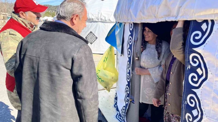 AK Partili Tin, Kırgız ve Kazak otağlarında kalan depremzedelerle buluştu