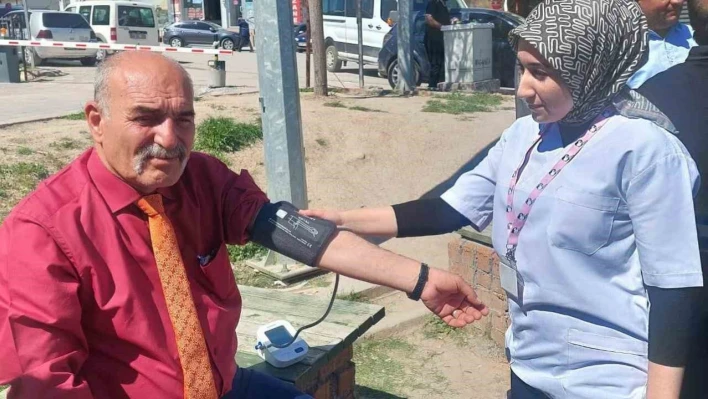 Akçadağ'da öğrenciler, halkın şeker ve tansiyonunu ölçtü