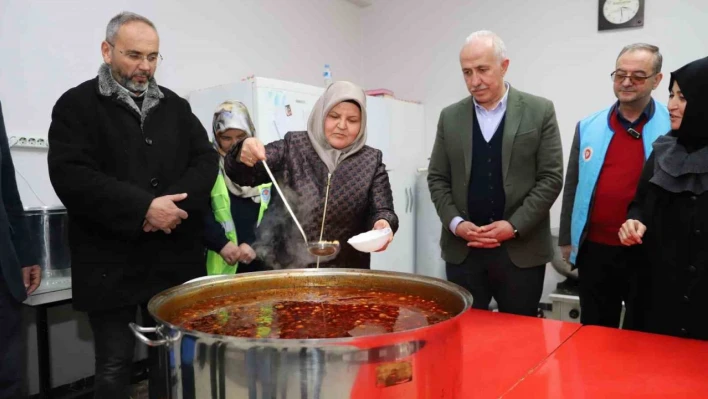 Akdeniz'de depremzedeler için günlük 2 bin kişilik sıcak yemek çıkıyor