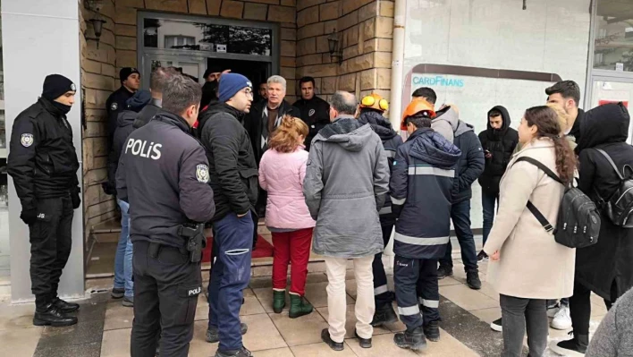 Aksaray'da depremden etkilenen ağır hasarlı 5 katlı bina tahliye edildi