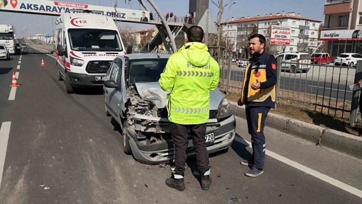 Aksaray'da otomobil kamyonete arkadan çarptı: 3 yaralı