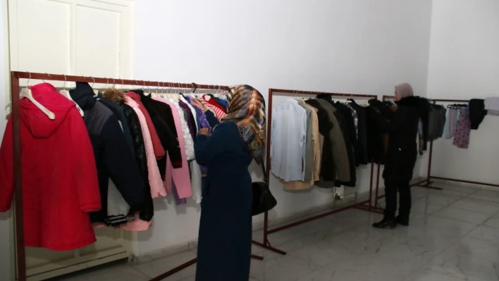 Akşehir'de depremzedeler için ücretsiz giyim mağazası açıldı
