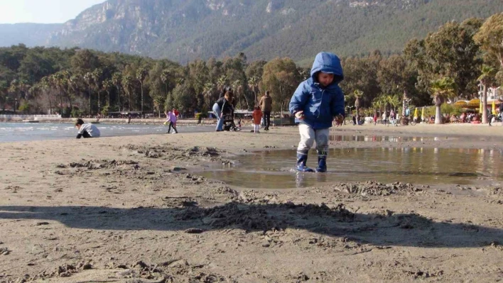 Akyaka'da ürküten deniz suyu çekilmesi 50 metreye ulaştı