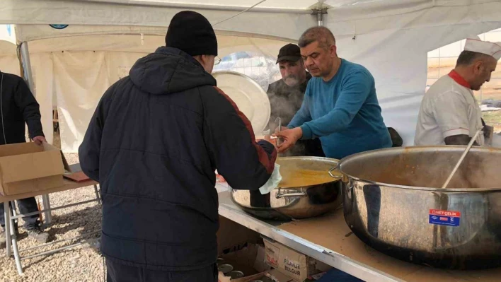 Akyurt Belediyesi Kahramanmaraş'ta yemek çadırı kurdu