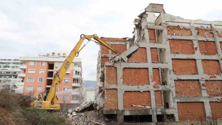 Alanya Belediyesi kent genelindeki riskli binaları yıkıyor