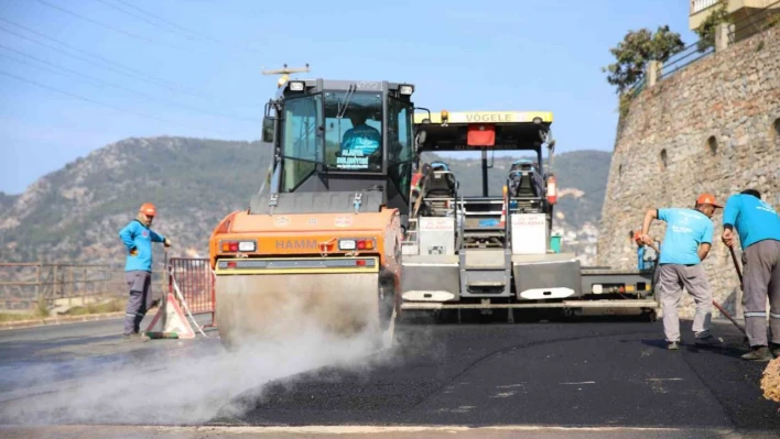 Alanya'da asfalt yenileme çalışmaları devam ediyor