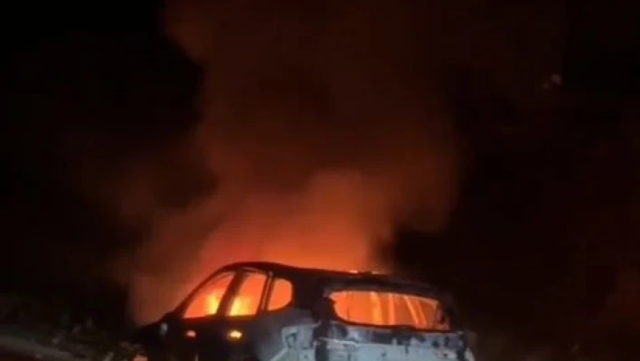 Alev alev yanan otomobil kullanılamaz hale geldi