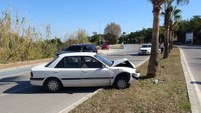 Alkolden ehliyeti iptal edilen sürücü otomobille palmiyeye çarptı