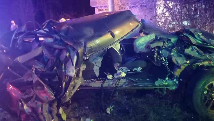Alkollü sürücü hurdaya dönen otomobilden yaralı olarak kurtarıldı