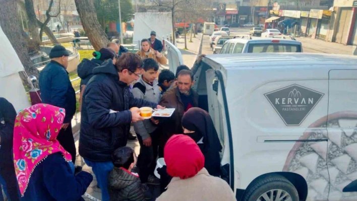 Alpedo Kervan depremzedelere sıcak yemek ulaştırıyor