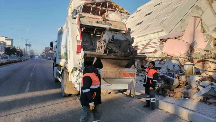 Altınordu Belediyesi, deprem bölgesinde çevre temizliği çalışmalarını sürdürüyor