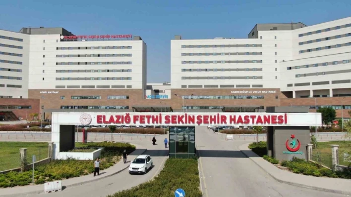 Altyapı çalışmalarında boruların altında kalan belde başkanı ve personel yaralandı