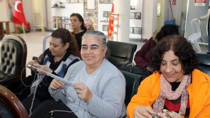 Alzheimer Derneği üyeleri depremzedeler için sevgiyle örüyor
