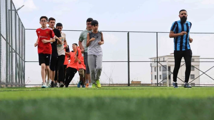 Amatör futbolcu, çocuklara kitap okuma tutkusunu futbolla aşılıyor