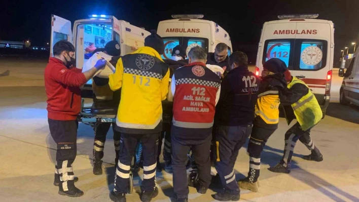 Ambulans uçak yaralı afetzedeler için Türkiye semalarında