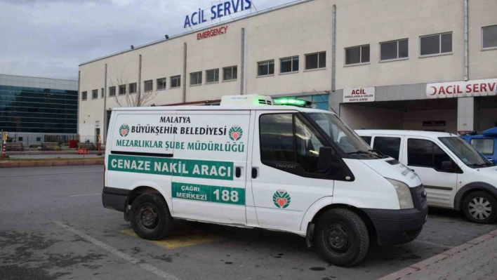 Ambulansın çarptığı kadın öldü