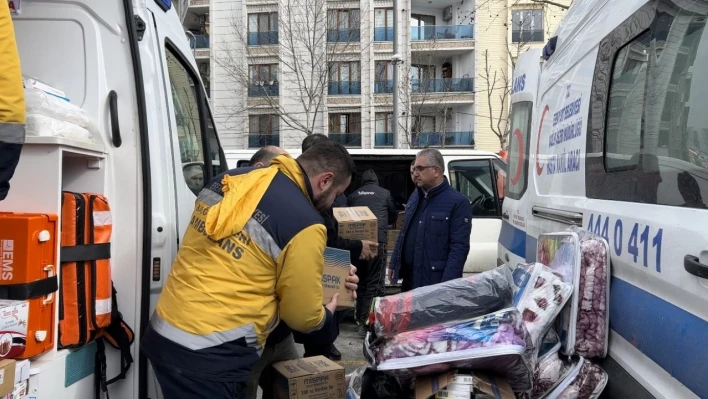 Ambulanslar depremzedeler için Esenyurt'tan yola çıktı