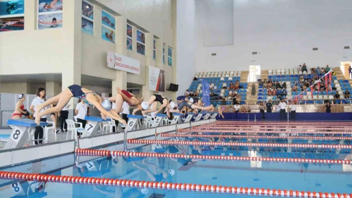 Analig yüzme heyecanı Elazığ'da yaşandı