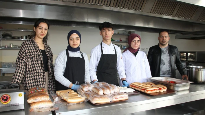 Anaokulu öğrencilerinin kahvaltılıklarını meslek liseliler hazırlıyor