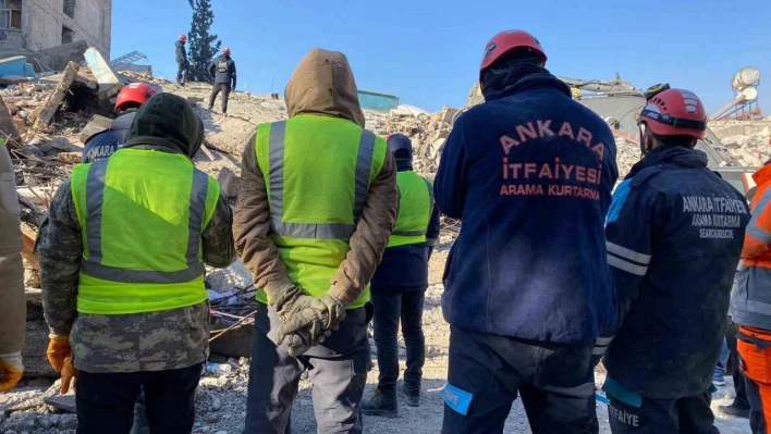 Ankara itfaiyesi K-9 dedektör köpekleri enkazlarda canlı arıyor