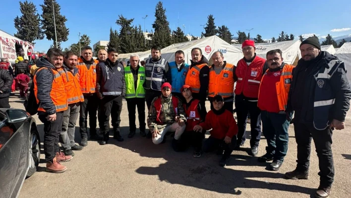 Ankara oto esnafı deprem bölgesinde bulunan çocukları oyuncaklarla buluşturdu