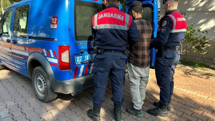 Antalya'da 13 yıl 8 ay kesinleşmiş hapis cezasıyla aranan şahıs yakalandı