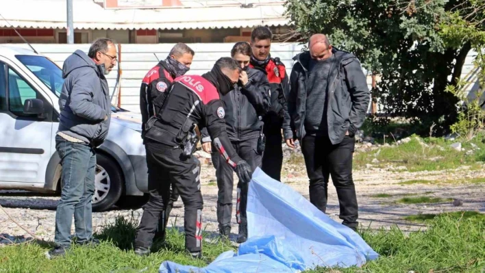 Antalya'da boş arazide erkek cesedi bulundu