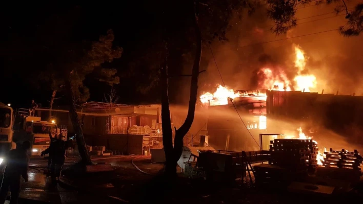 Antalya'da iki iş yerindeki yangın geceyi aydınlattı