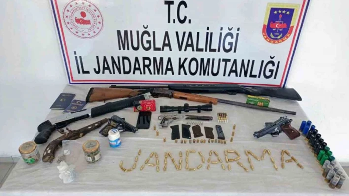 Antik tabancayı satmak isterken yakalandı