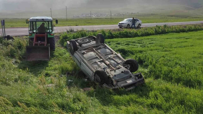 Ardahan'da düğün konvoyuna katılan otomobil şarampole devrildi: 5 yaralı