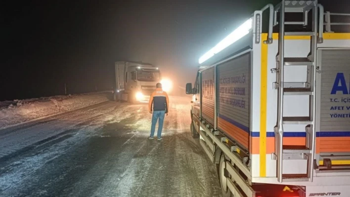 Ardahan'da kar ve tipi nedeniyle tırlar Sahara Geçidi'nde mahsur kaldı