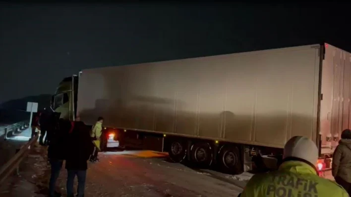 Ardahan'da kar yağışı nedeniyle kayan tır yolu kapattı