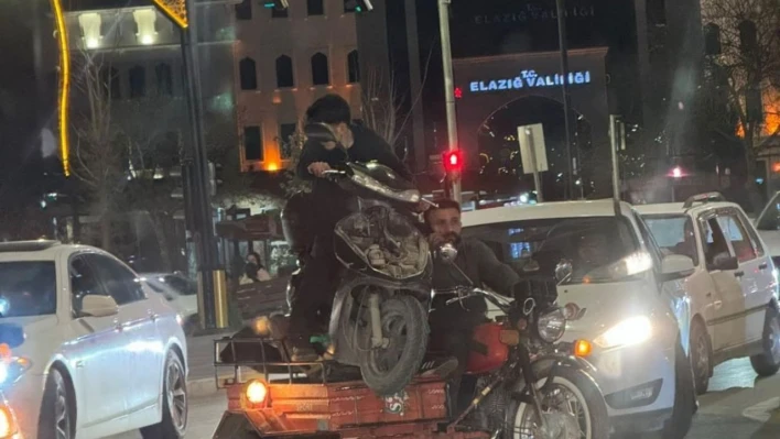 Arızalanan motoru, üstündeki sürücüyle başka bir motorla taşıdılar