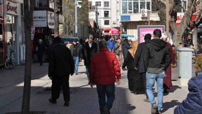 Artan hava sıcaklığını fırsat bilen vatandaşlar adeta sokaklara döküldü