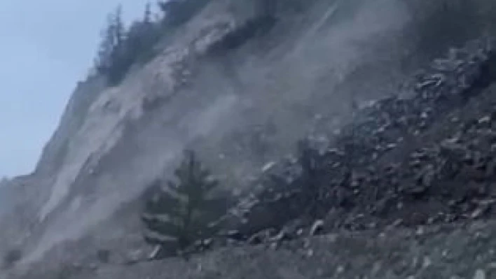 Artvin'de heyelan anı kameralara yansıdı
